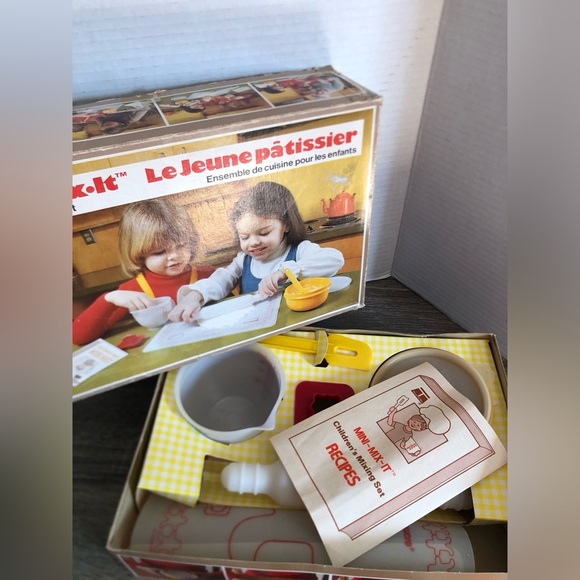 Vtg Tupperware Mini-Mix-It Children's Baking Set - Picture 3 of 16